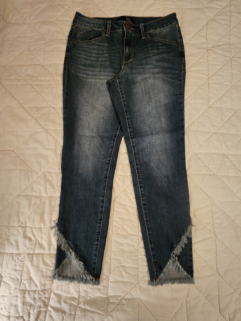 1822 'Butter' Denim Frayed Ankle Skinny- Size 8